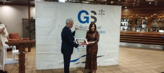El presidente del TSJA, Jesús María Chamorro González, y la presidenta del Colegio de Graduados Sociales de Asturias, Beatriz Coto Santos, durante la entrega de la Medalla de la entidad